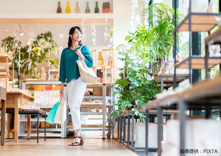 ◎買い物をする女性